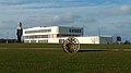 De internationale school met op de voorgrond de kunstwerken