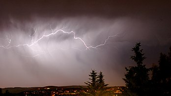 La foudre entre des nuages, de nuit. (définition réelle 2 000 × 1 130*)