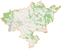 Mapa konturowa powiatu stargardzkiego, u góry nieco na prawo znajduje się punkt z opisem „Cmentarz żydowski w Chociwlu”