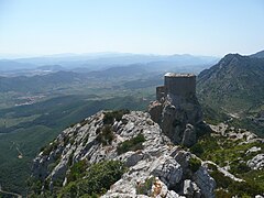 Le château sur son piton rocheux.