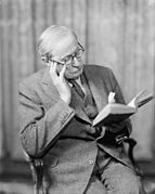 Léon Blum reading.jpg