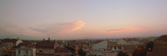 Vue panoramique de Perpignan depuis le Palais des Rois de Majorque. On distingue au loin de gauche à droite: le Canigou, les monts du Capcir et la chaîne des Corbières.