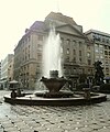 Română: Fântâna cu peşti Deutsch: Fischbrunnen English: Fountain of fish