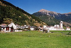 Le val Müstair avec le couvent au premier plan.