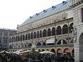 mercato e la facciata del Palazzo della Ragione