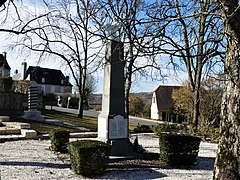 Le monument aux morts et, au second plan, la stèle des déportés.