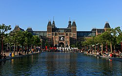 Mặt tiền Rijksmuseum nhìn tử quảng trường bảo tàng