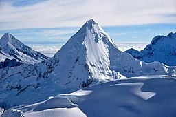 Artesonraju långt till höger och närliggande toppar sedda från toppen på Nevado Pisco