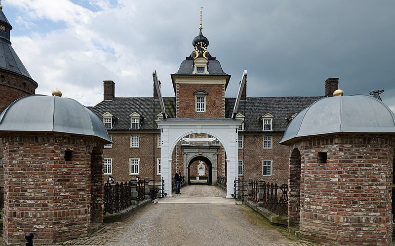 File:Burg-Anholt-Schlosstor-2012.jpg