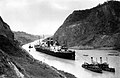 English: SS Kroonland transits the Panama Canal on 2 February 1915. She was the largest passenger ship to that date to transit the canal