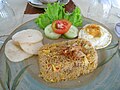 Nasi goreng ditaburi bawang goreng