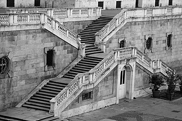 Escaleras en la fachada norte.