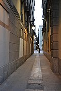 The narrow streets of Barcelone (3409904329).jpg