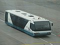 Ein Neoplan-Vorfeldbus auf dem Flughafen Moskau-Domodedowo