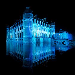 Éclairage de nuit du château de Belœil, en Région wallonne, dans la province de Hainaut, en Belgique. (définition réelle 2 690 × 2 690)