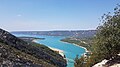 Le lac et l'entrée des gorges du Verdon.