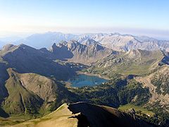 Vue à partir du sommet du mont Pelat sur le lac d'Allos.