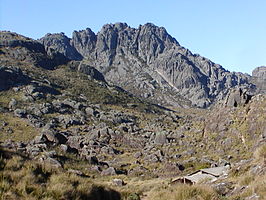 De berg Pico das Agulhas Negras staat op de grens van Minas Gerais en Rio de Janeiro. Gezien vanaf de kant van de gemeente Bocaina de Minas