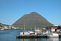 Aussicht vom Hafen auf die nördlich gelegene Insel Kunoy mit ihrer mächtigen Südspitze (703 m)