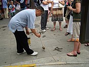 Den ow praktisya kalligrafieth y'n stret - Beijing, 2007