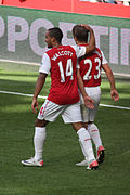 Theo Walcott congratulates Andrey Arshavin (6141744451).jpg