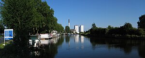 Het Hoendiep bij de stad Groningen in 2010. Op de achtergrond de voormalige suikerfabriek van de Suiker Unie aan de Van Heemskerckstraat