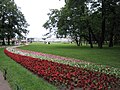 Parterres de fleurs sur une place de Saint-Pétersbourg