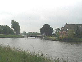 Gabrug, de laatste brug van het Hoendiep (op de voorgrond het Van Starkenborghkanaal)