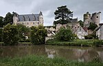 Les châteaux de Montrésor Logis Renaissance (à gauche) et forteresse médiévale (à droite).