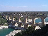 I akvedukten i Pont du Gard finns de typiska romerska bidragen till arkitekturen, bågen och gjutning, ca 50 f.Kr.