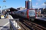 DT5-Zug in Richtung Hauptbahnhof Süd an der Station Baumwall