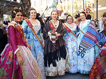 Mujeres vestidas de fallera