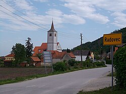 pogled na Radovec i rimokatoličku crkvu "Uzvišenje Sv. Križa"