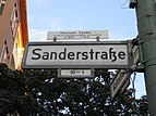 Straßenschild der Sanderstraße in Berlin-Neukölln, die dem Politiker Hermann Sander (* 14. Juli 1845; † 12. März 1939) gewidmet wurde