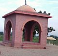 monument bij de geboorteplaats van Akbar