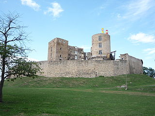 蒙特龙城堡（法语：Château de Montrond (Montrond-les-Bains)）遗址