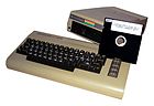 Der C64 im „Brotkasten“-Gehäuse, zweite Version, mit 5¼″-Diskette und Laufwerk