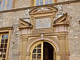 Porte baroque du logis central.