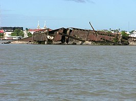 Het wrak van de Goslar in de Suriname-rivier