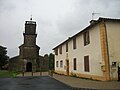 L'église et la mairie.