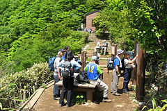 峠の休憩所からみた犬越路避難小屋（写真奥、2007年5月）