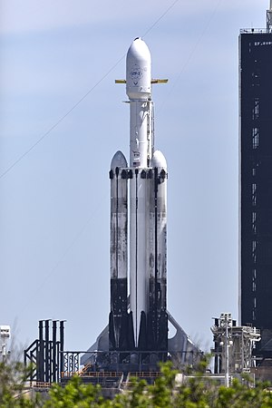 Raketa Falcon Heavy při misi STP-2 na startovací rampě. První stupeň B1052 byl použit jako jeden z bočních stupňů.