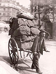 Lumpsamnlare, fotograferad av Eugène Atget, 1899.