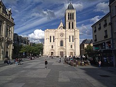 Vue depuis le parvis (rue de la République).