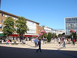 Queen's Square, eit stort shoppingområde i sentrum