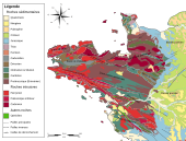 Carte géologique avec Brest à l'Ouest, Caen au Nord, Nantes au Sud. Une grande séries de failles géologiques vont de Quimper, à l'Ouest, à Nantes. Des roches intrusives dans les tons rouges les jouxtent et sont affleurantes jusqu'au littoral. La légende indique que ces roches sont de l'époque Hercynienne et du Paléozoïque inférieur.