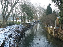 Vue de la rivière l’Yvette et des berges enneigées en hiver.