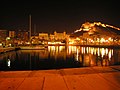 Blick auf eine Marina bei Nacht