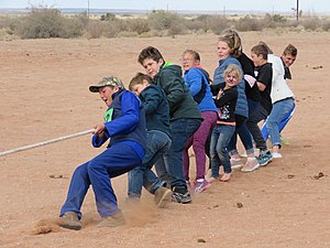 Enfants afrikaners de Namibie jouant à la corde.