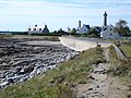 Penmarch : maisons littorales ; en arrière-plan, les phares de la Pointe de Penmarch